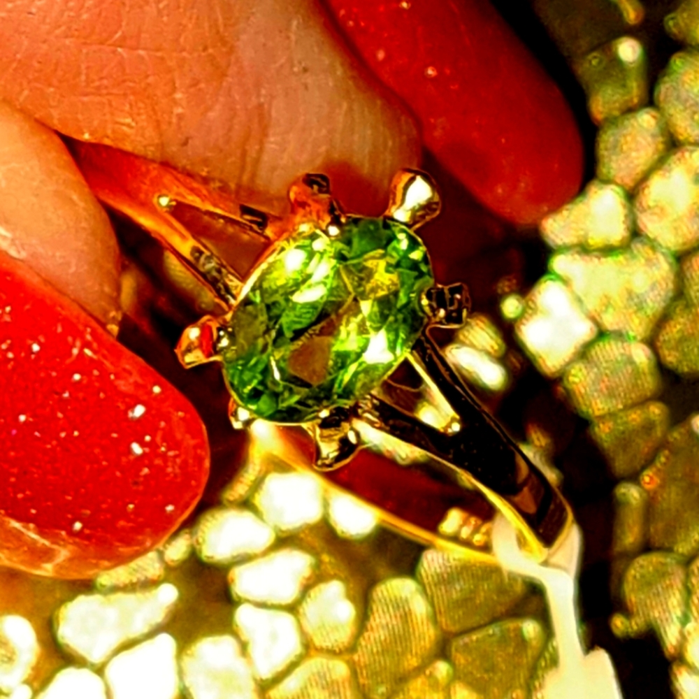 Cute 10k yellow gold Peridot turtle ring